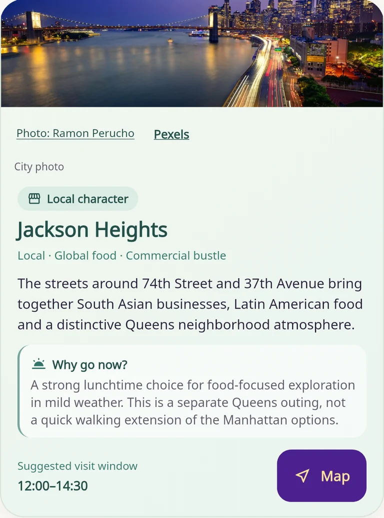 Captura real do Trippia em inglês com um cartão Discovery de Nova York e uma foto da cidade identificada como alternativa