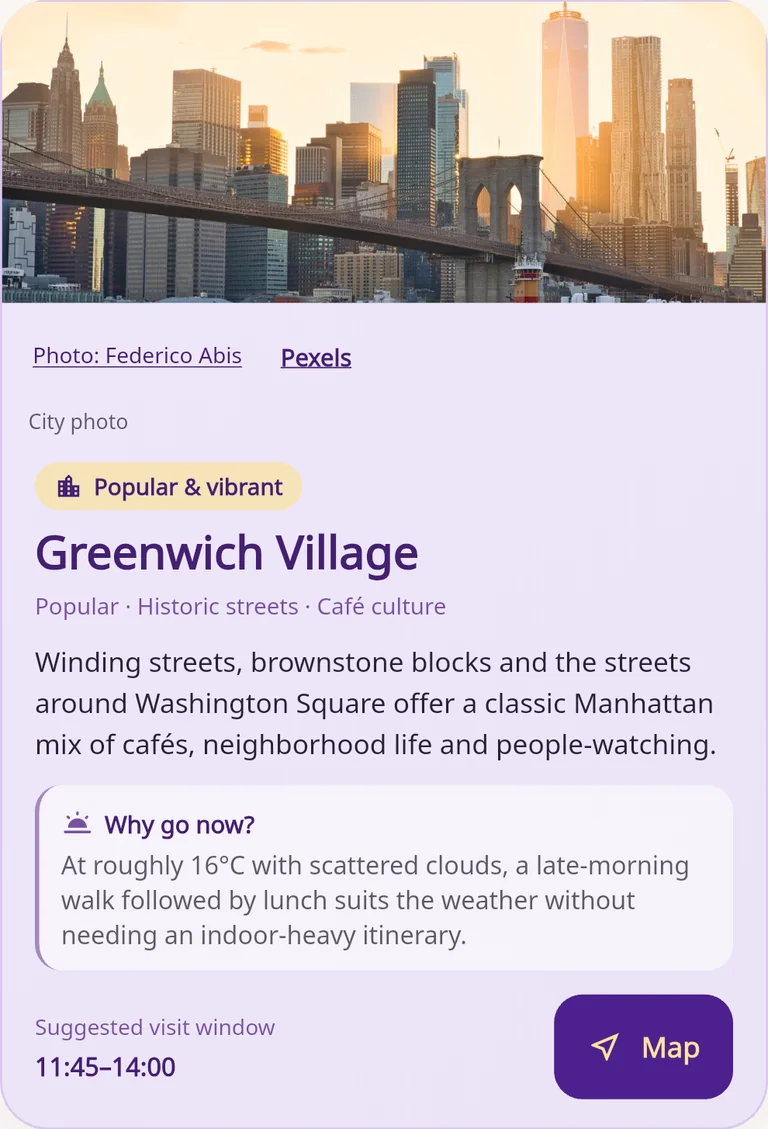 Captura real do Trippia em inglês com uma recomendação Discovery em Nova York, crédito da foto e horário sugerido para a visita